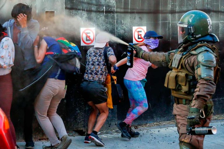 carabinera-gaseando-a-manifestates-represion