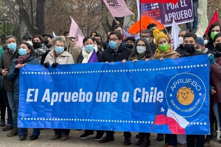 el apruebo une a Chile lienzo barraza bea pauli fany