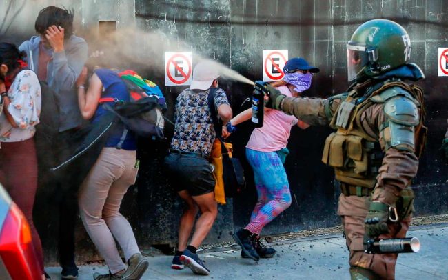 carabinera-gaseando-a-manifestates-represion