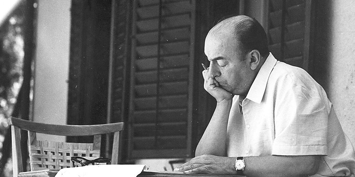 pablo neruda pensativo escribe
