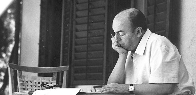 pablo neruda pensativo escribe