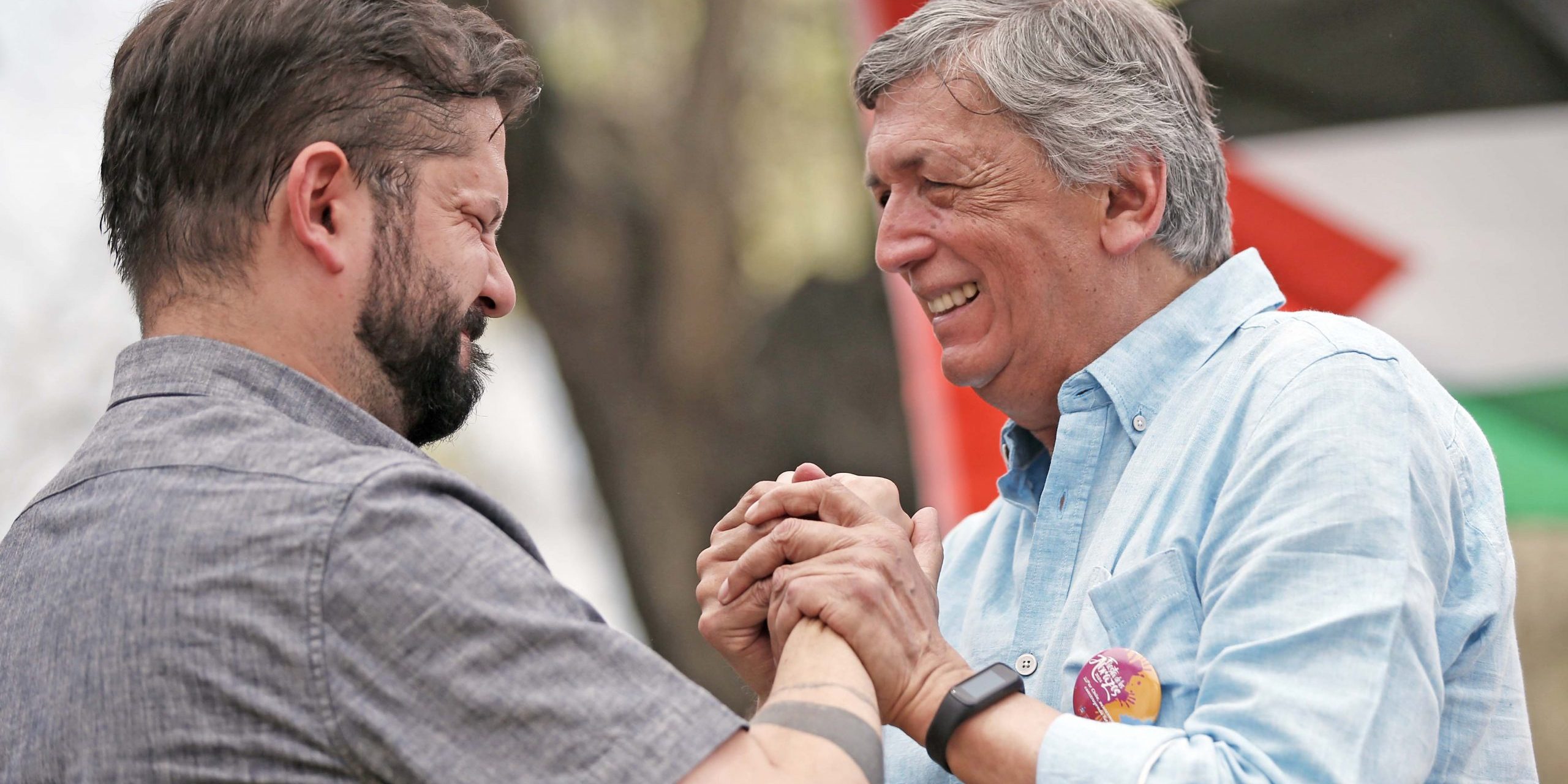 Boric y carmona saludo sonriente