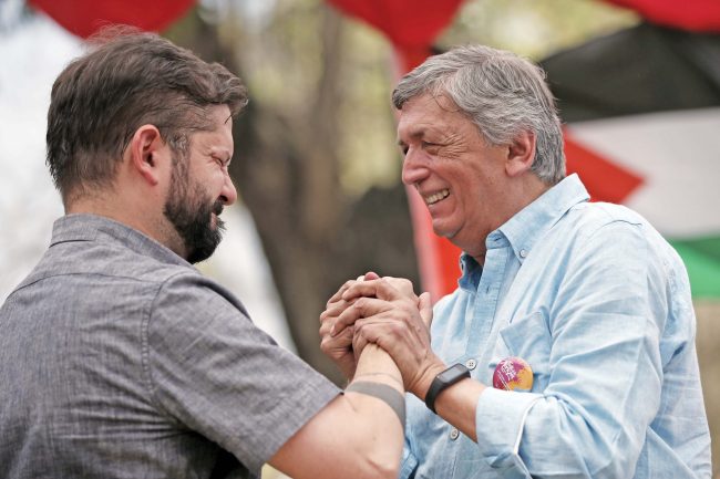 Boric y carmona saludo sonriente