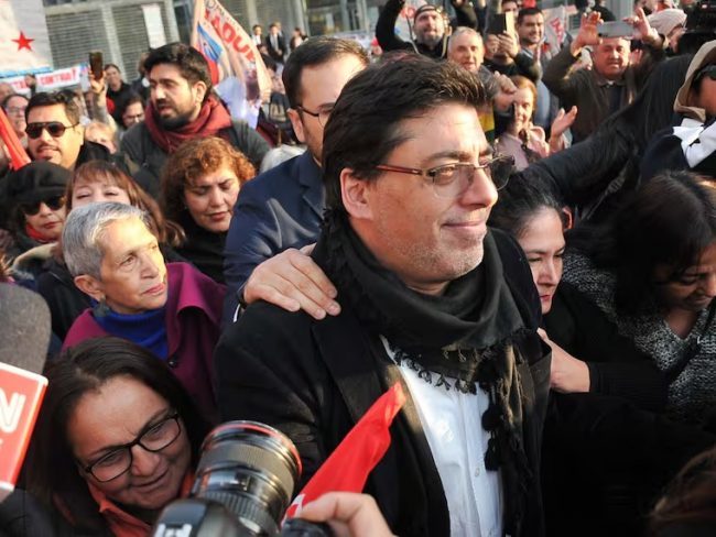 daniel jadue sonrie con la gente centro de justicia